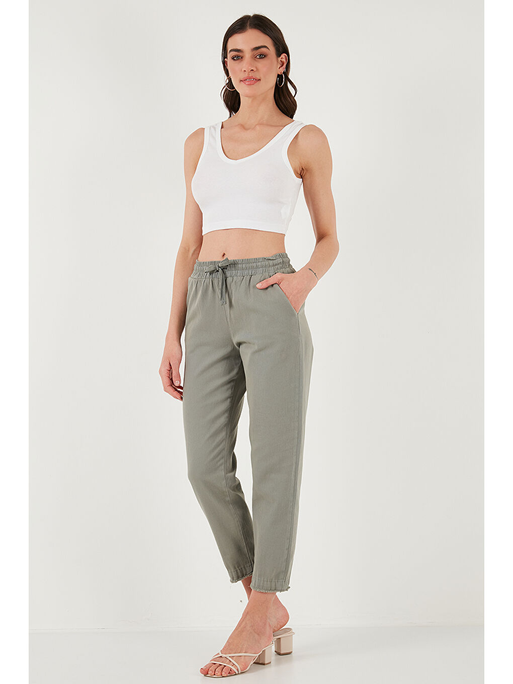 Haki Pamuklu Normal Bel Regular Fit Düz Paça Kadın Pantolon 668Yp42282S4