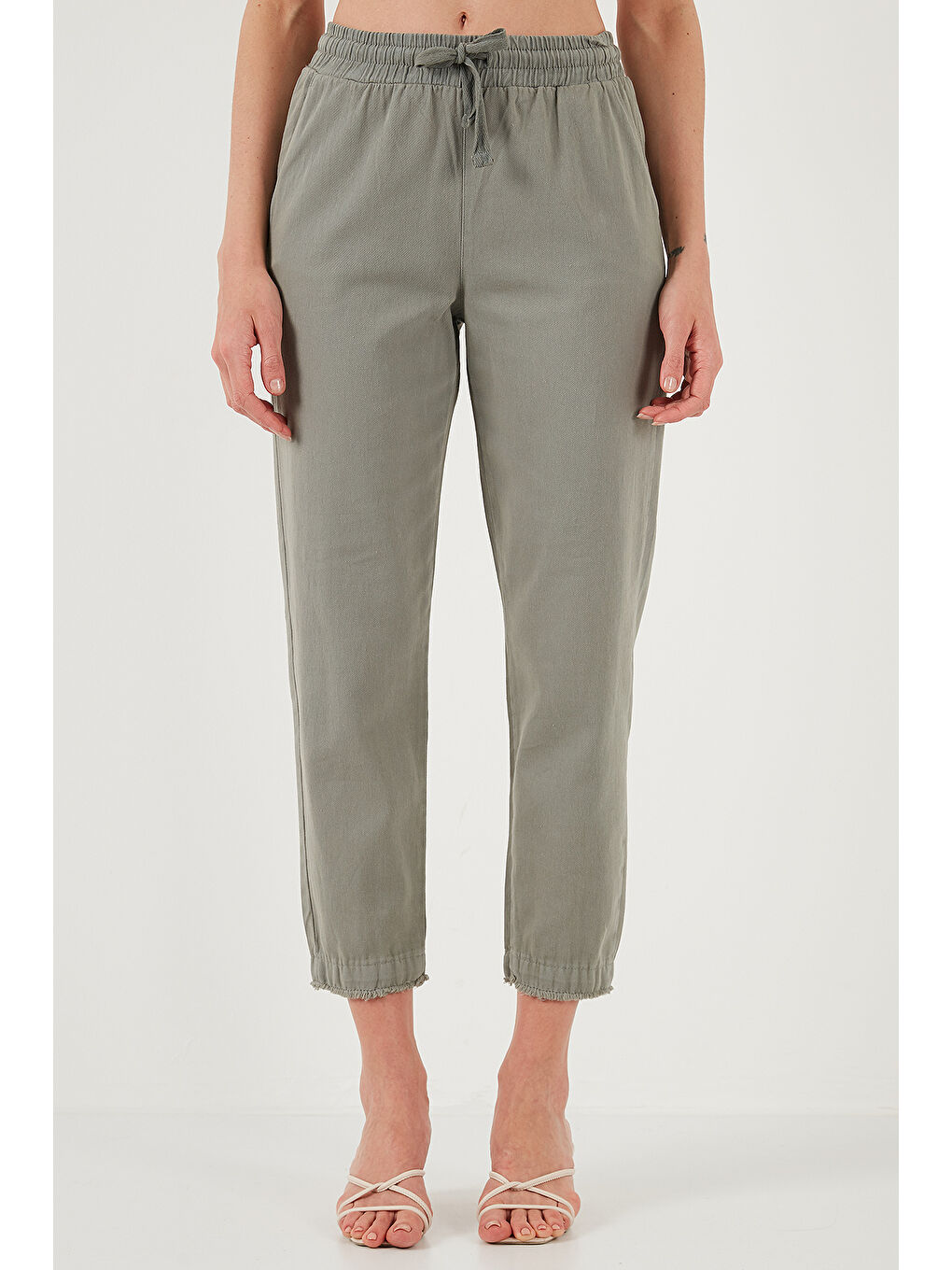 Haki Pamuklu Normal Bel Regular Fit Düz Paça Kadın Pantolon 668Yp42282S4-1