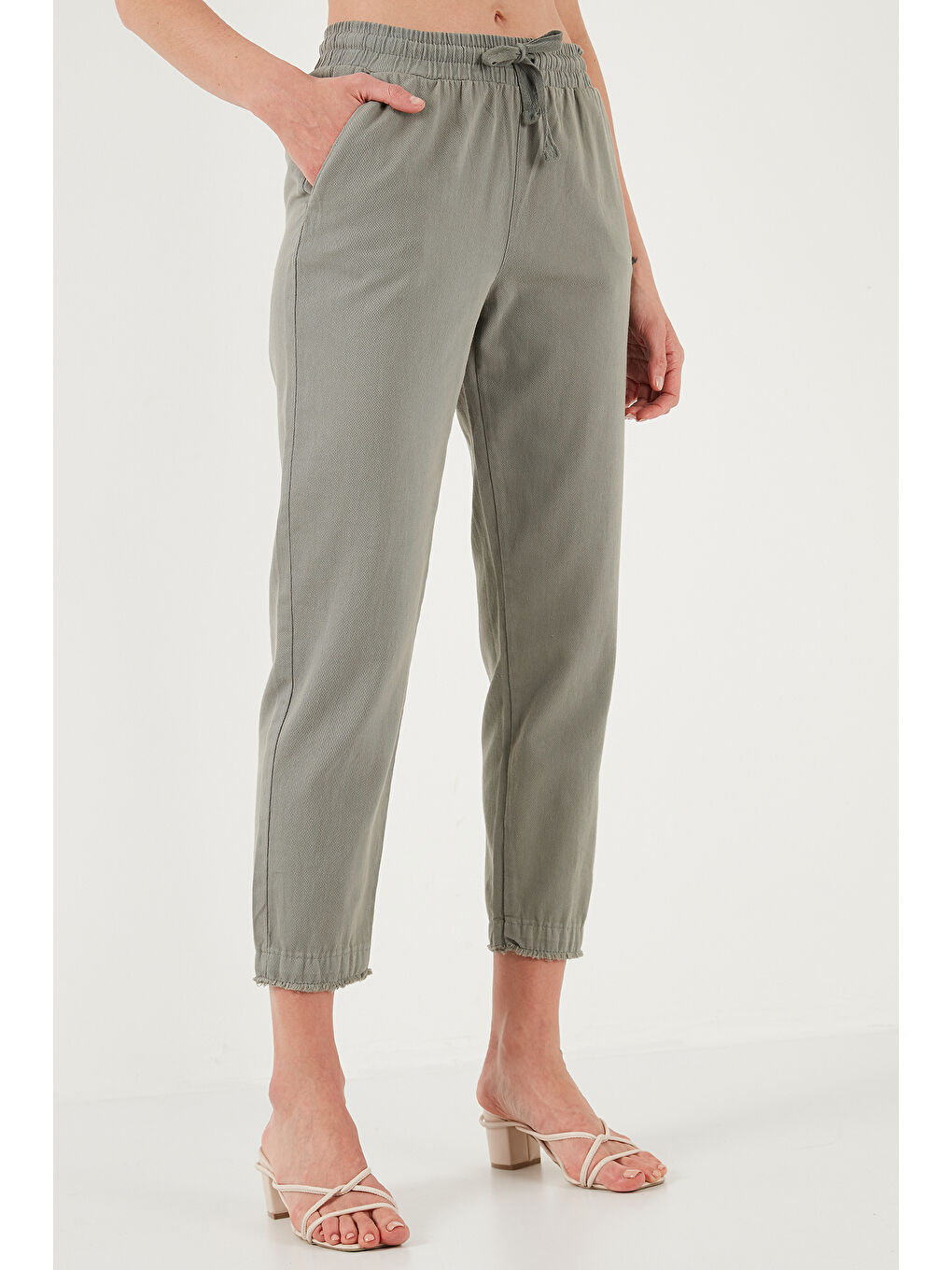 Haki Pamuklu Normal Bel Regular Fit Düz Paça Kadın Pantolon 668Yp42282S4-2