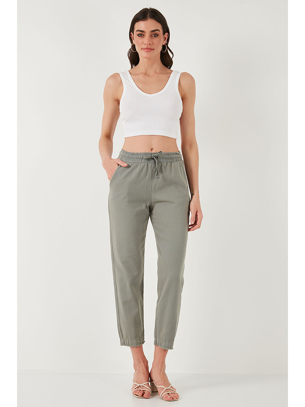 Haki Pamuklu Normal Bel Regular Fit Düz Paça Kadın Pantolon 668Yp42282S4-3