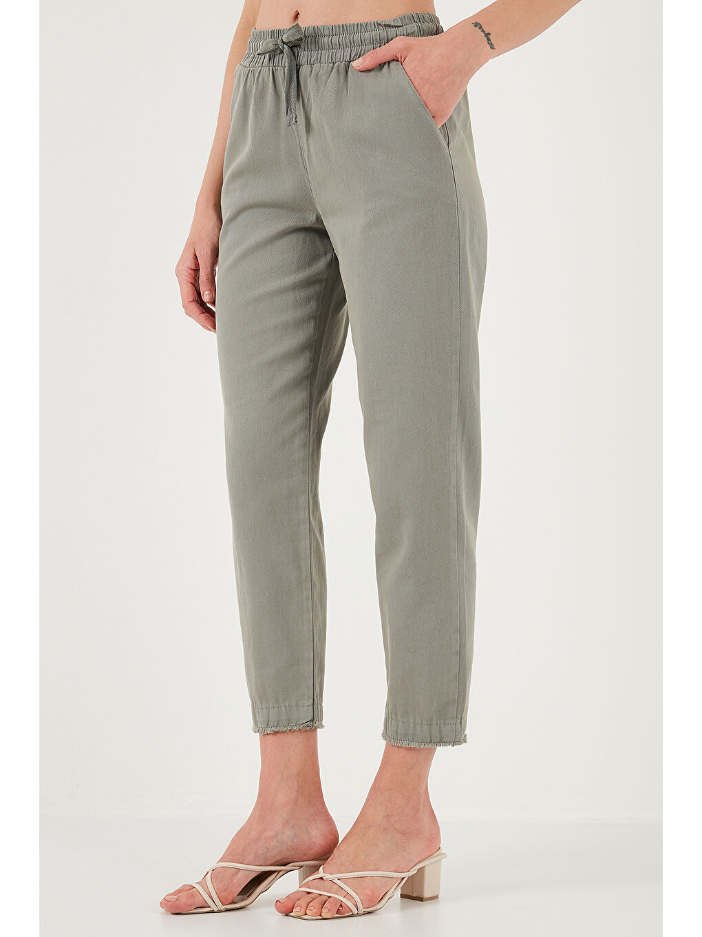 Haki Pamuklu Normal Bel Regular Fit Düz Paça Kadın Pantolon 668Yp42282S4-4