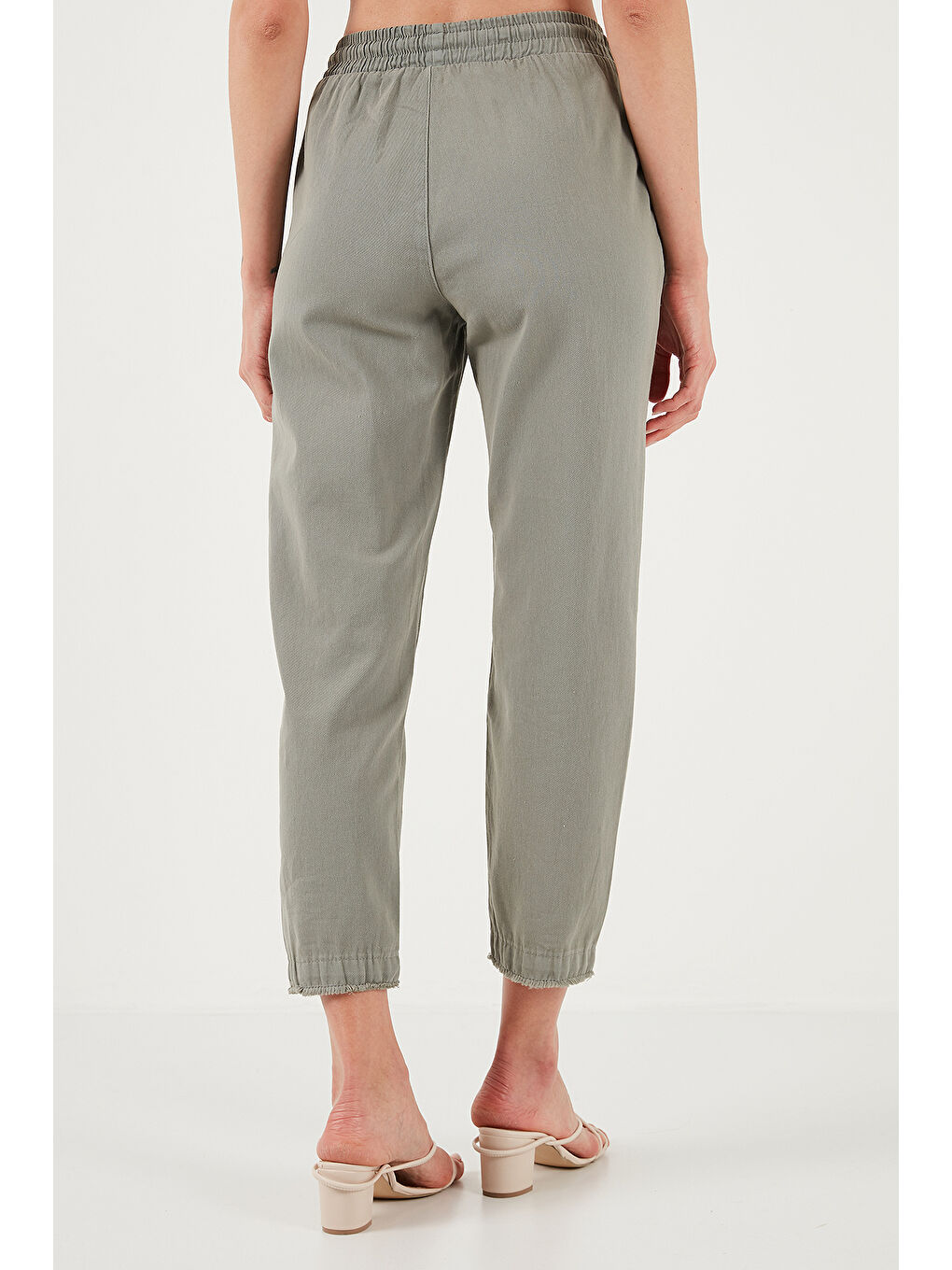 Haki Pamuklu Normal Bel Regular Fit Düz Paça Kadın Pantolon 668Yp42282S4-6