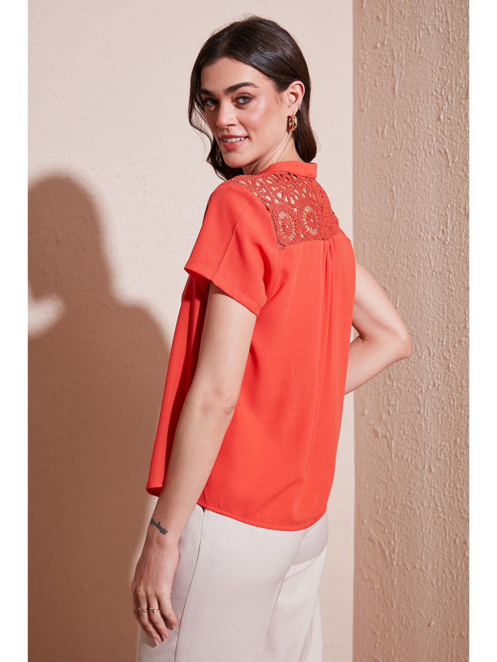 Kırmızı Güpür Detaylı % 100 Pamuk Regular Fit V Yaka Kadın Bluz 611Bz0286-1