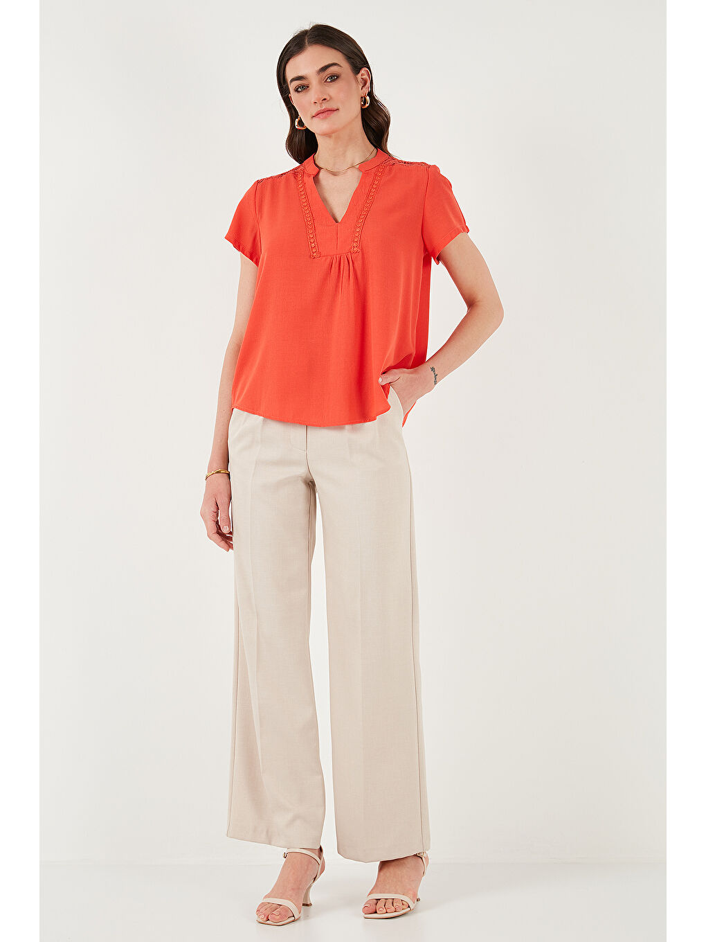 Kırmızı Güpür Detaylı % 100 Pamuk Regular Fit V Yaka Kadın Bluz 611Bz0286-2