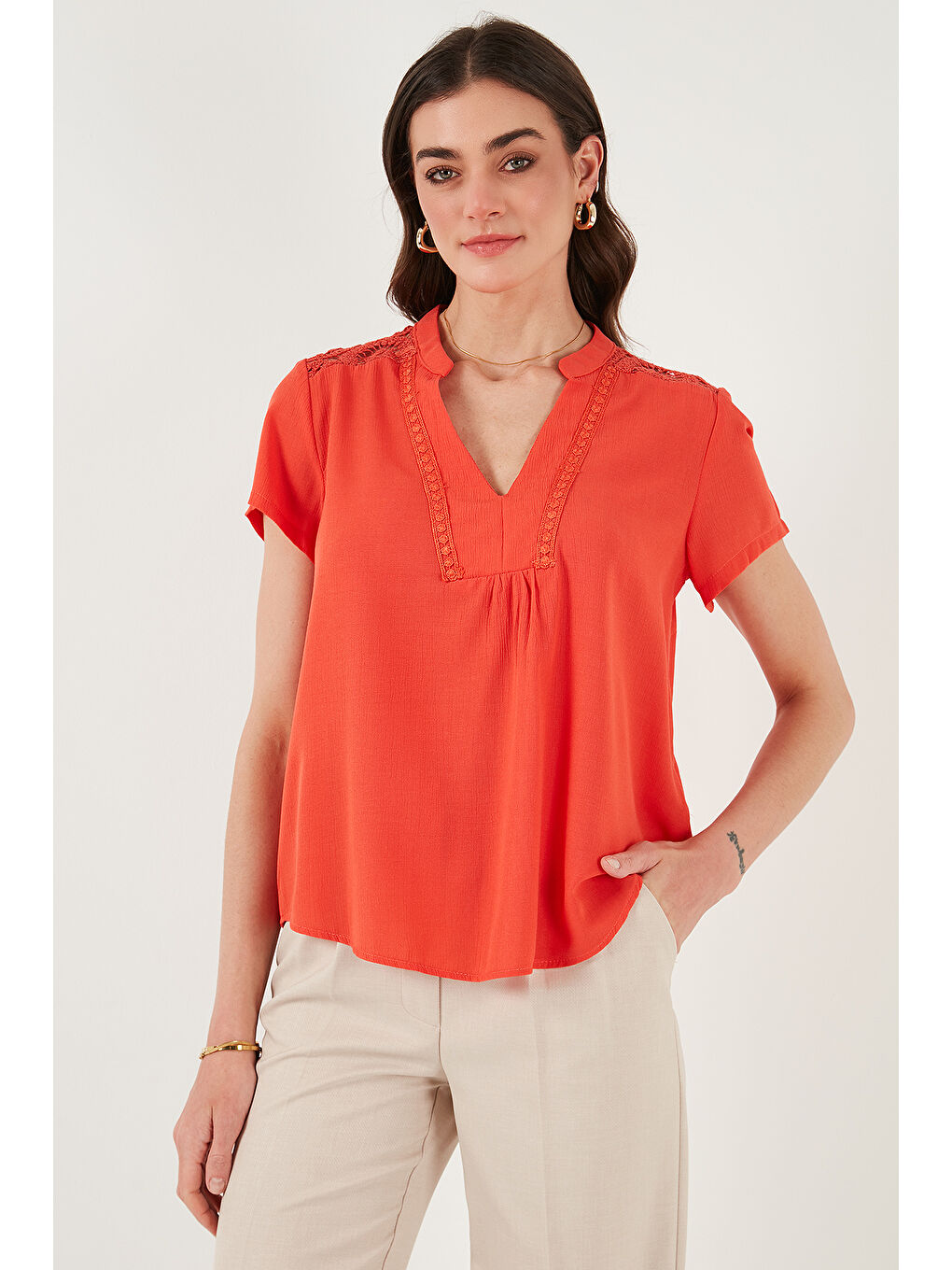 Kırmızı Güpür Detaylı % 100 Pamuk Regular Fit V Yaka Kadın Bluz 611Bz0286-3