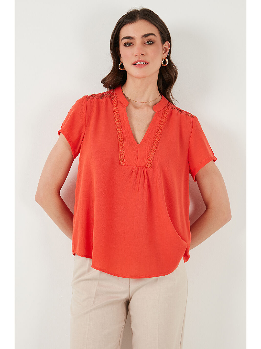 Kırmızı Güpür Detaylı % 100 Pamuk Regular Fit V Yaka Kadın Bluz 611Bz0286-4