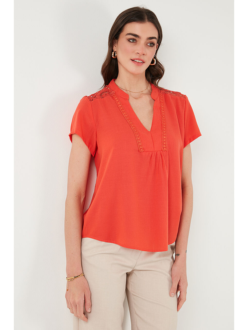 Kırmızı Güpür Detaylı % 100 Pamuk Regular Fit V Yaka Kadın Bluz 611Bz0286-5