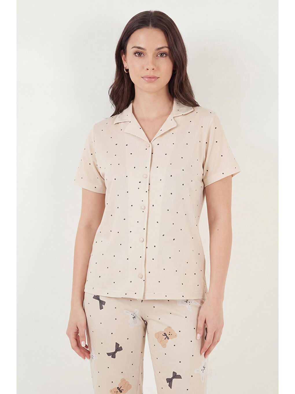 Bej Desenli Normal Kalıp Düğmeli Kısa Kollu Yumuşak Dokulu Pijama Takımı 65770110-2