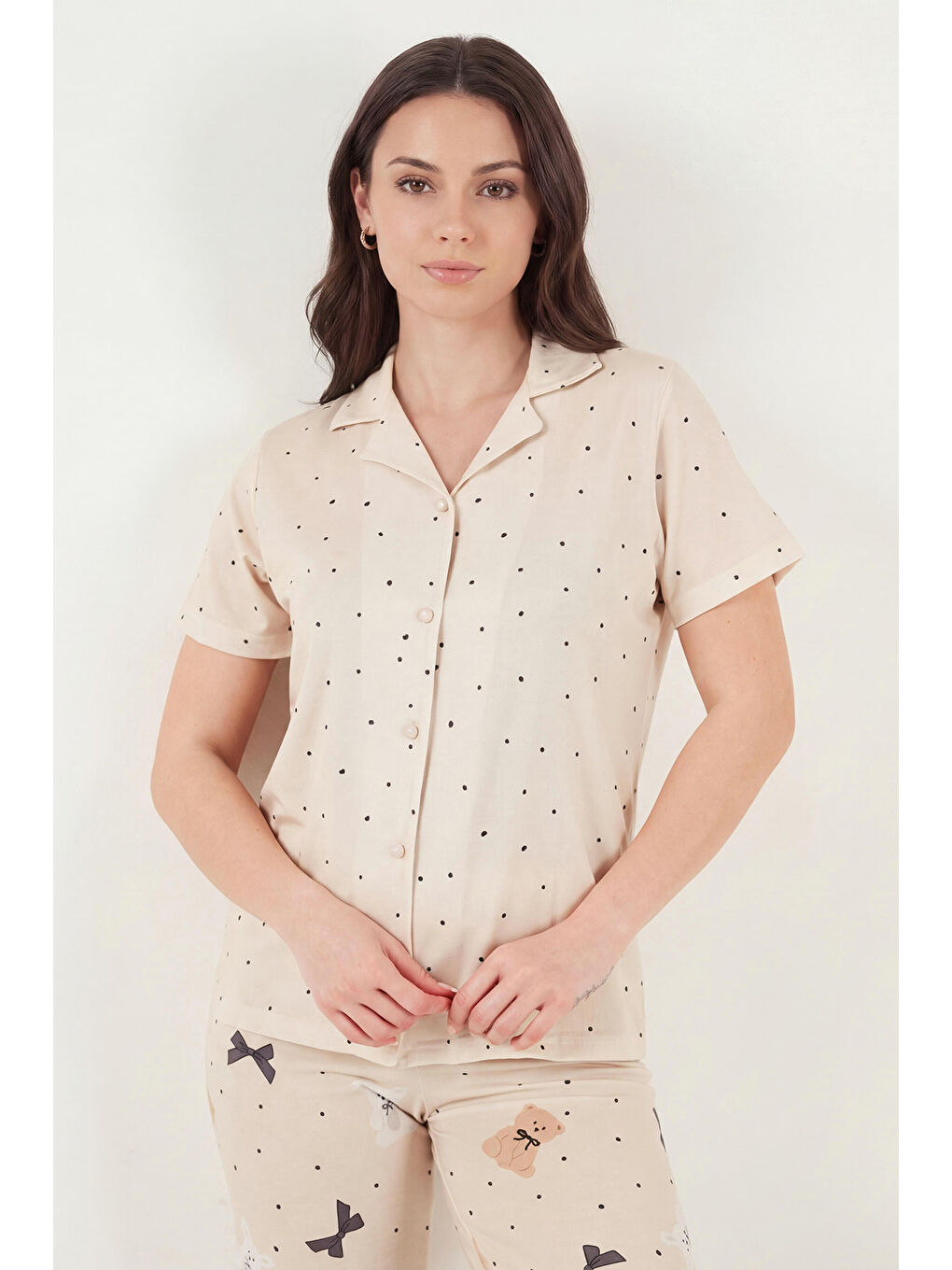 Bej Desenli Normal Kalıp Düğmeli Kısa Kollu Yumuşak Dokulu Pijama Takımı 65770110-3