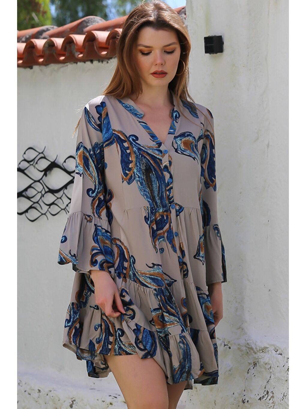 Bej-Mavi V Yaka Fırfırlı Kol Şal Desenli Düğmeli Eteği Fırfırlı Casual Viskon Dokuma Elbise 95 60-2