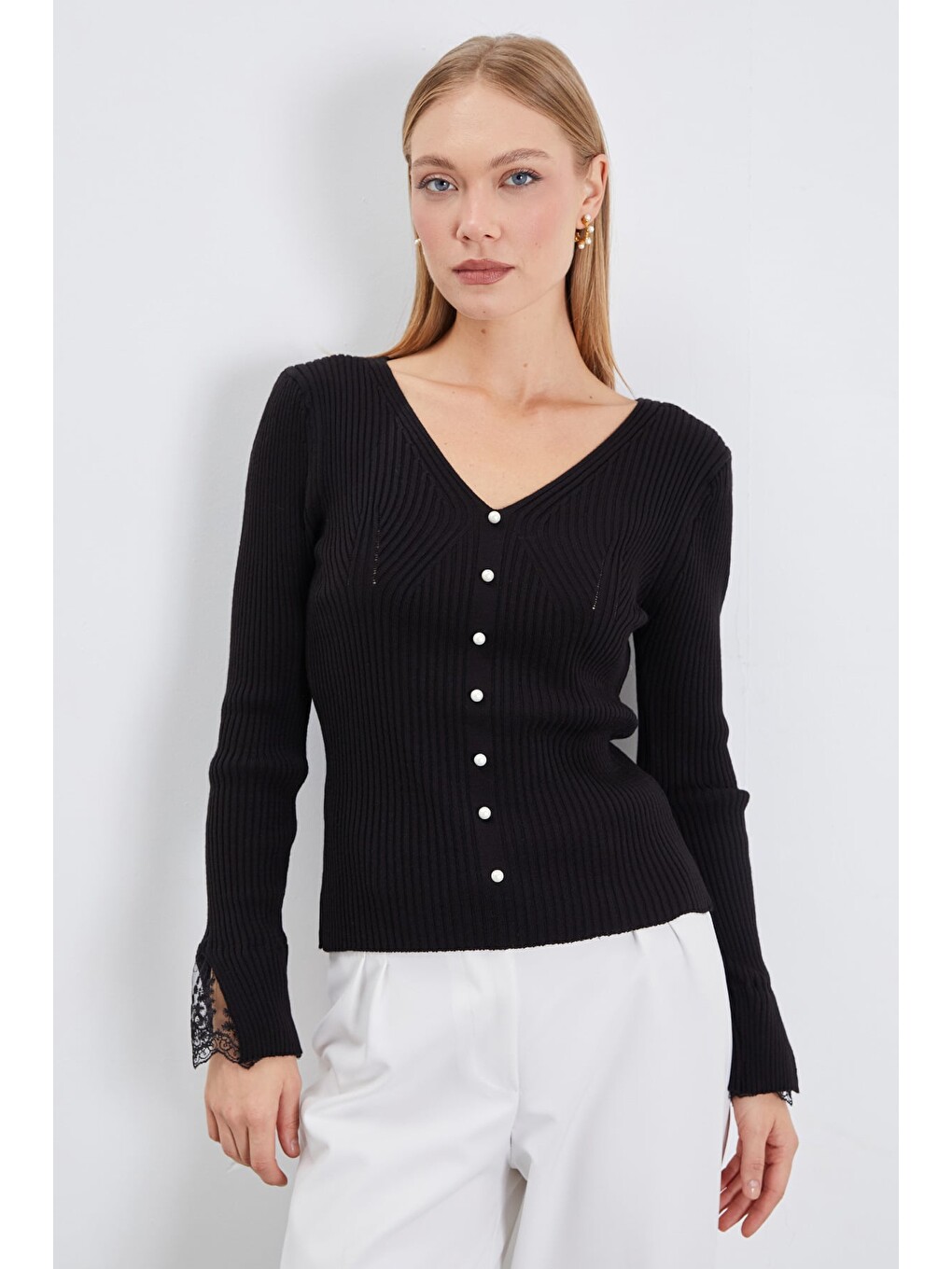Siyah Dantelli İnci Detaylı V Yaka Slim Fit Triko Bluz