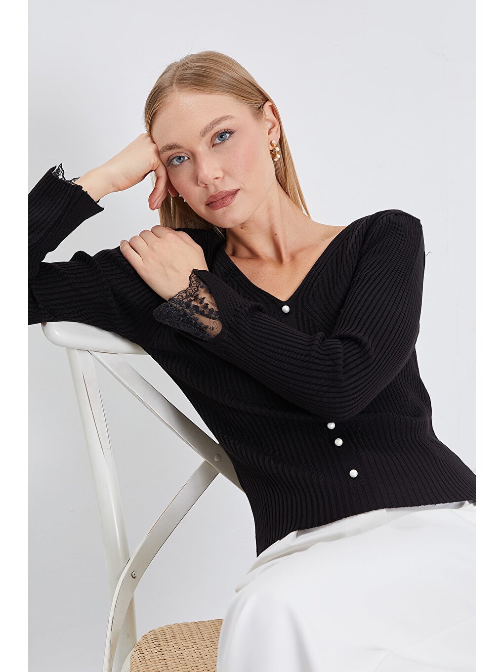 Siyah Dantelli İnci Detaylı V Yaka Slim Fit Triko Bluz-1
