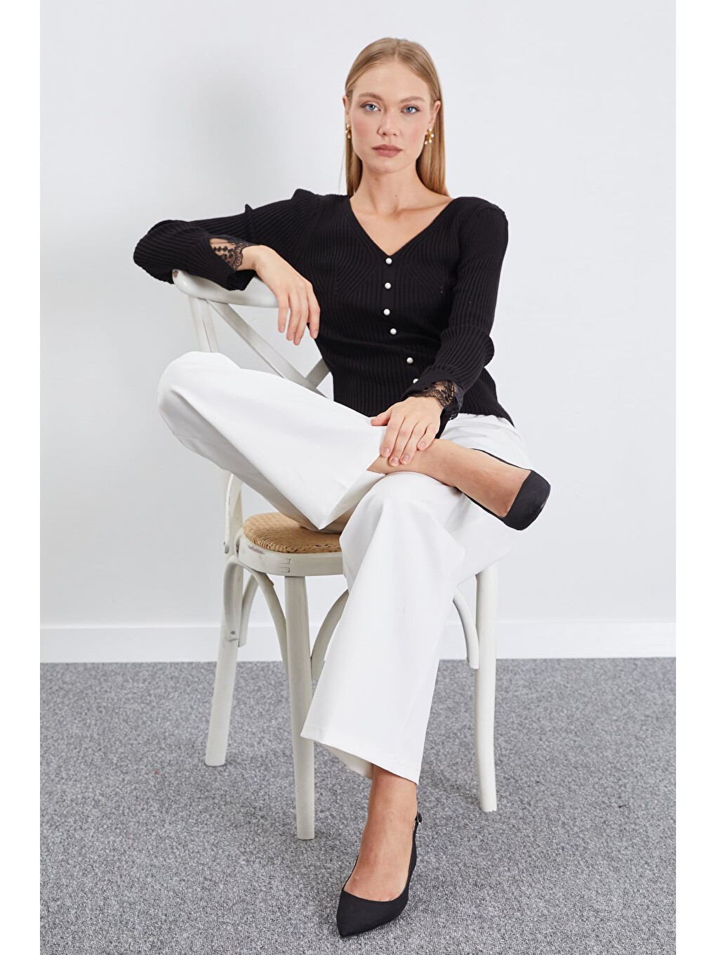 Siyah Dantelli İnci Detaylı V Yaka Slim Fit Triko Bluz-2