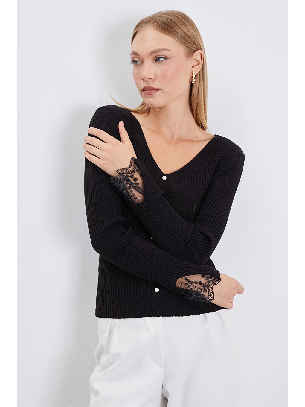 Siyah Dantelli İnci Detaylı V Yaka Slim Fit Triko Bluz-4
