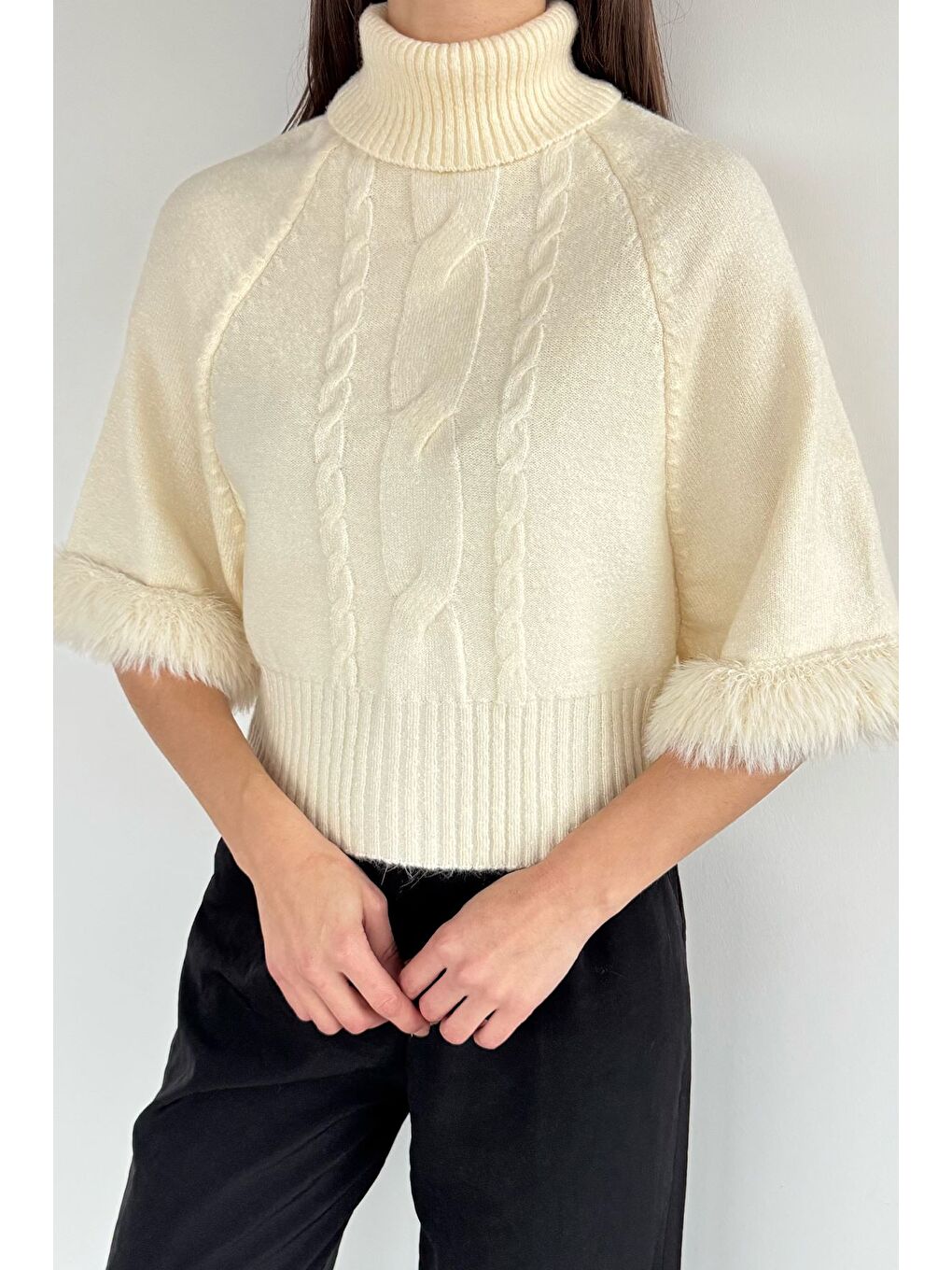 Ekru Kadın Balıkçı Yaka Kol Pelüş Detaylı Triko Bluz