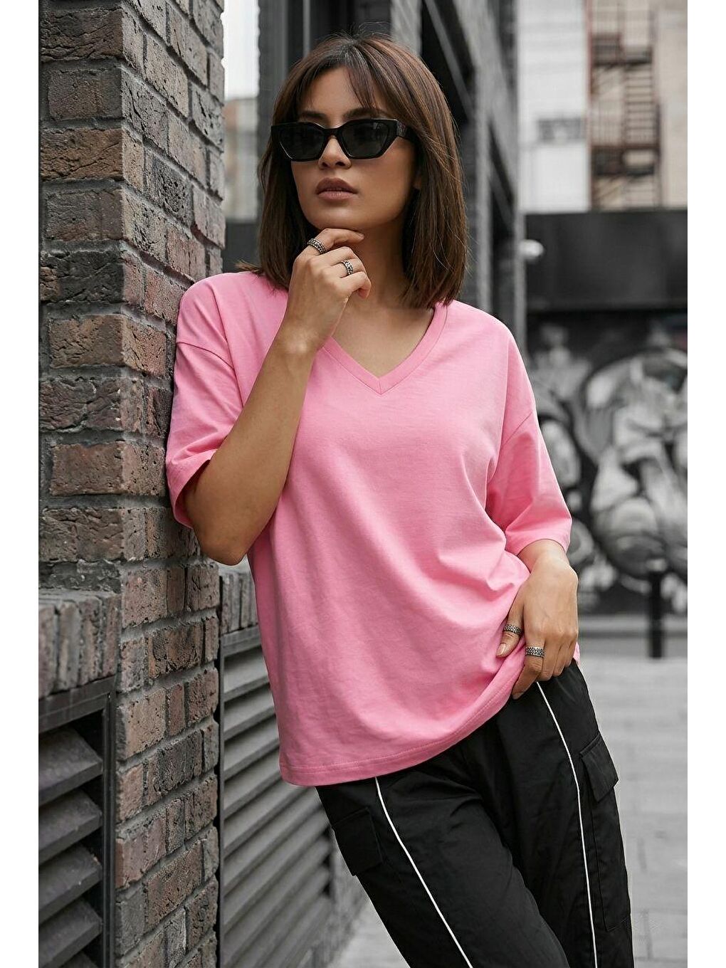 Pembe Zey Oversize V Yaka Basic Kadın Tişört - Düşük Omuzlu Salaş Kesim-1