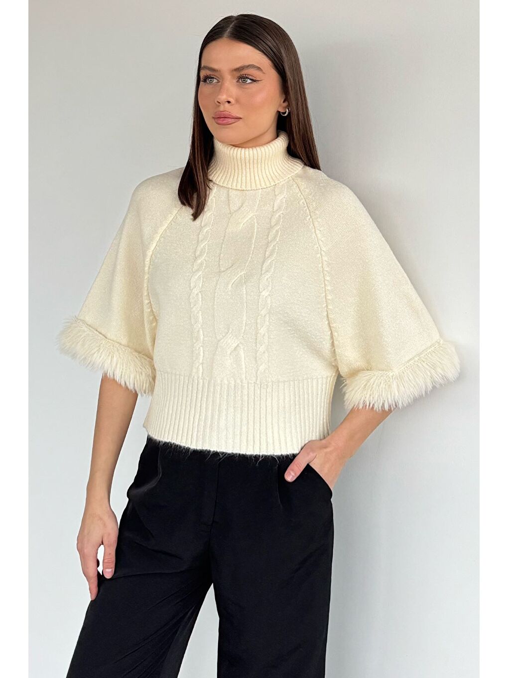 Ekru Kadın Balıkçı Yaka Kol Pelüş Detaylı Triko Bluz-1