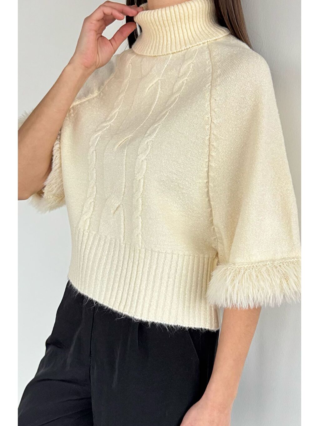 Ekru Kadın Balıkçı Yaka Kol Pelüş Detaylı Triko Bluz-2