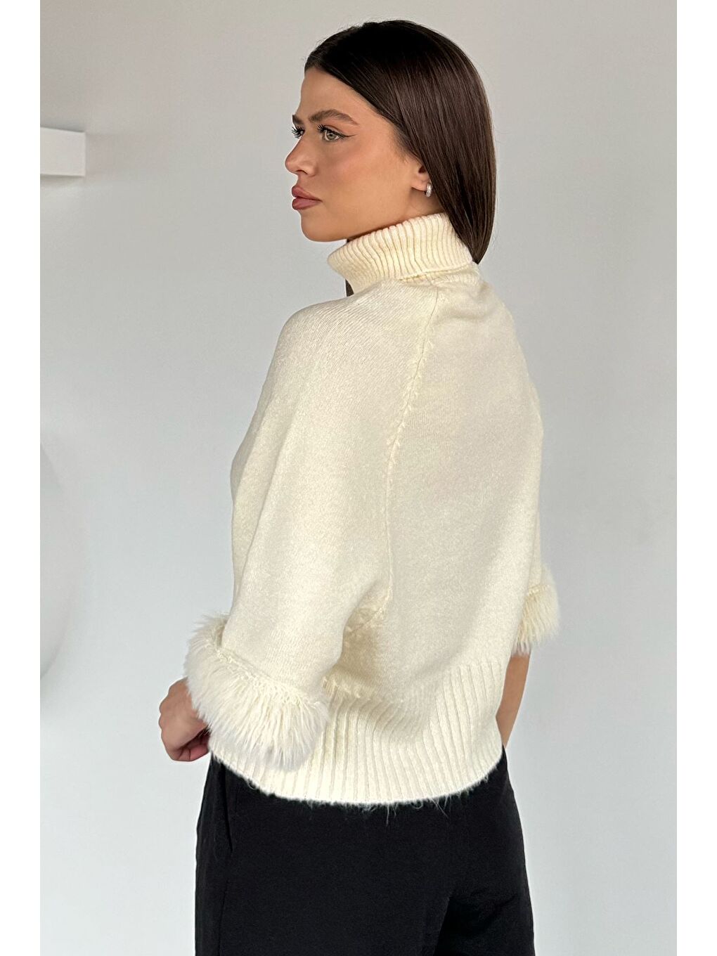 Ekru Kadın Balıkçı Yaka Kol Pelüş Detaylı Triko Bluz-3