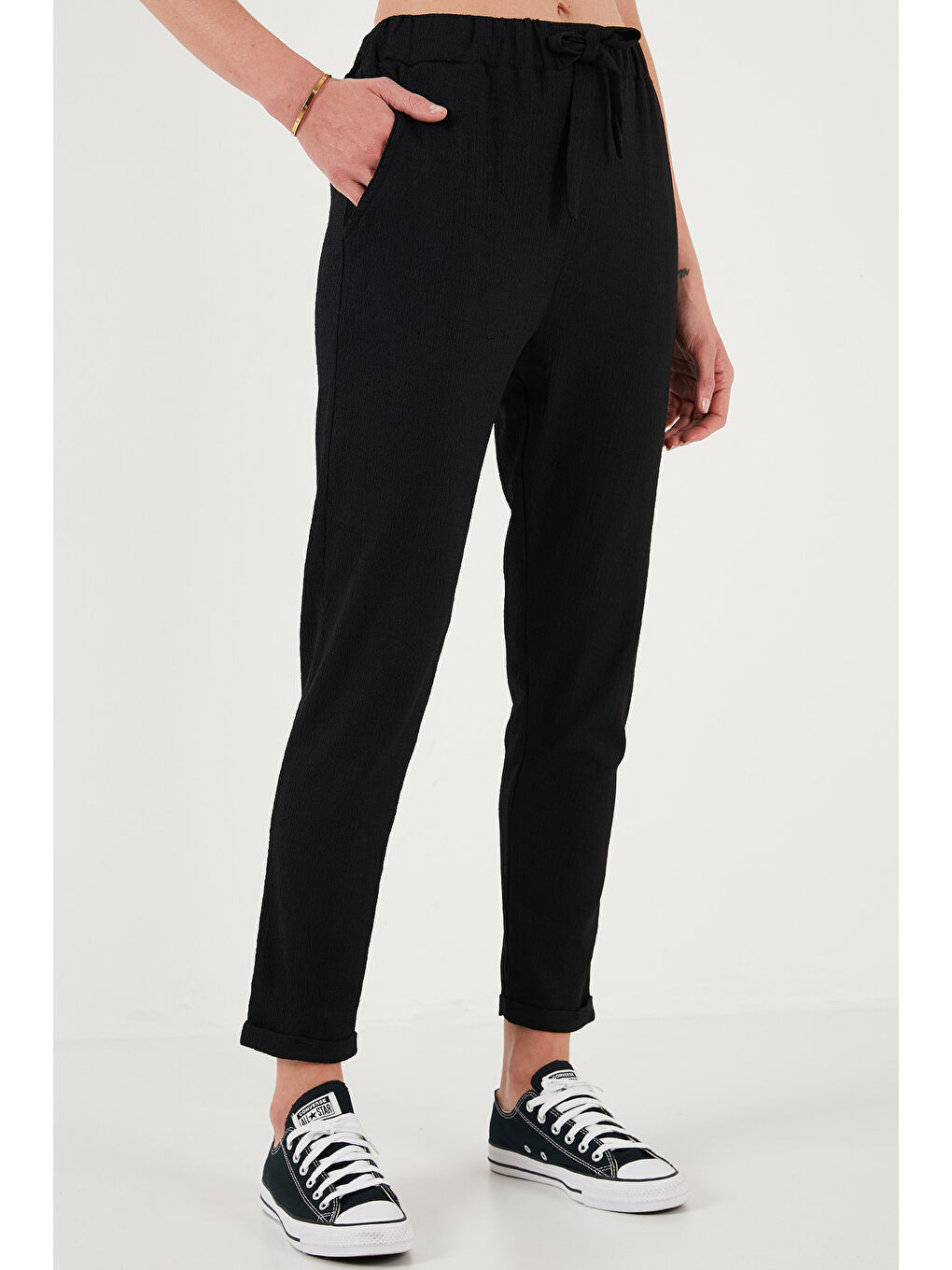 Siyah Belden Bağlamalı Cepli Kısa Paça Dar Kesim Pantolon 5869017-1