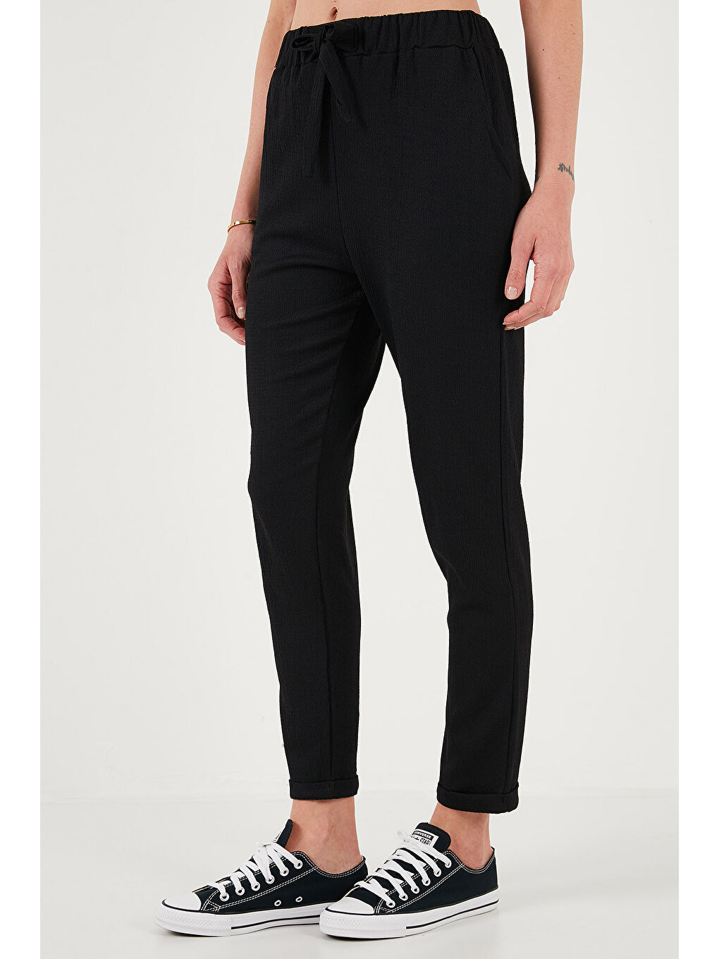 Siyah Belden Bağlamalı Cepli Kısa Paça Dar Kesim Pantolon 5869017-3