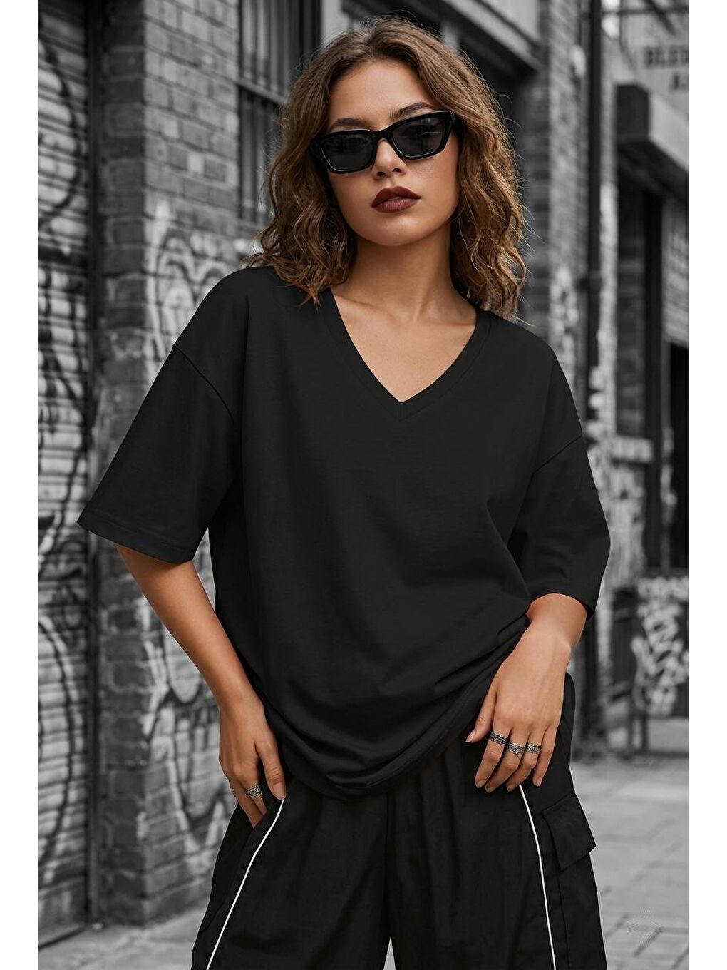 Siyah Zey Oversize V Yaka Basic Kadın Tişört - Düşük Omuzlu Salaş Kesim-1