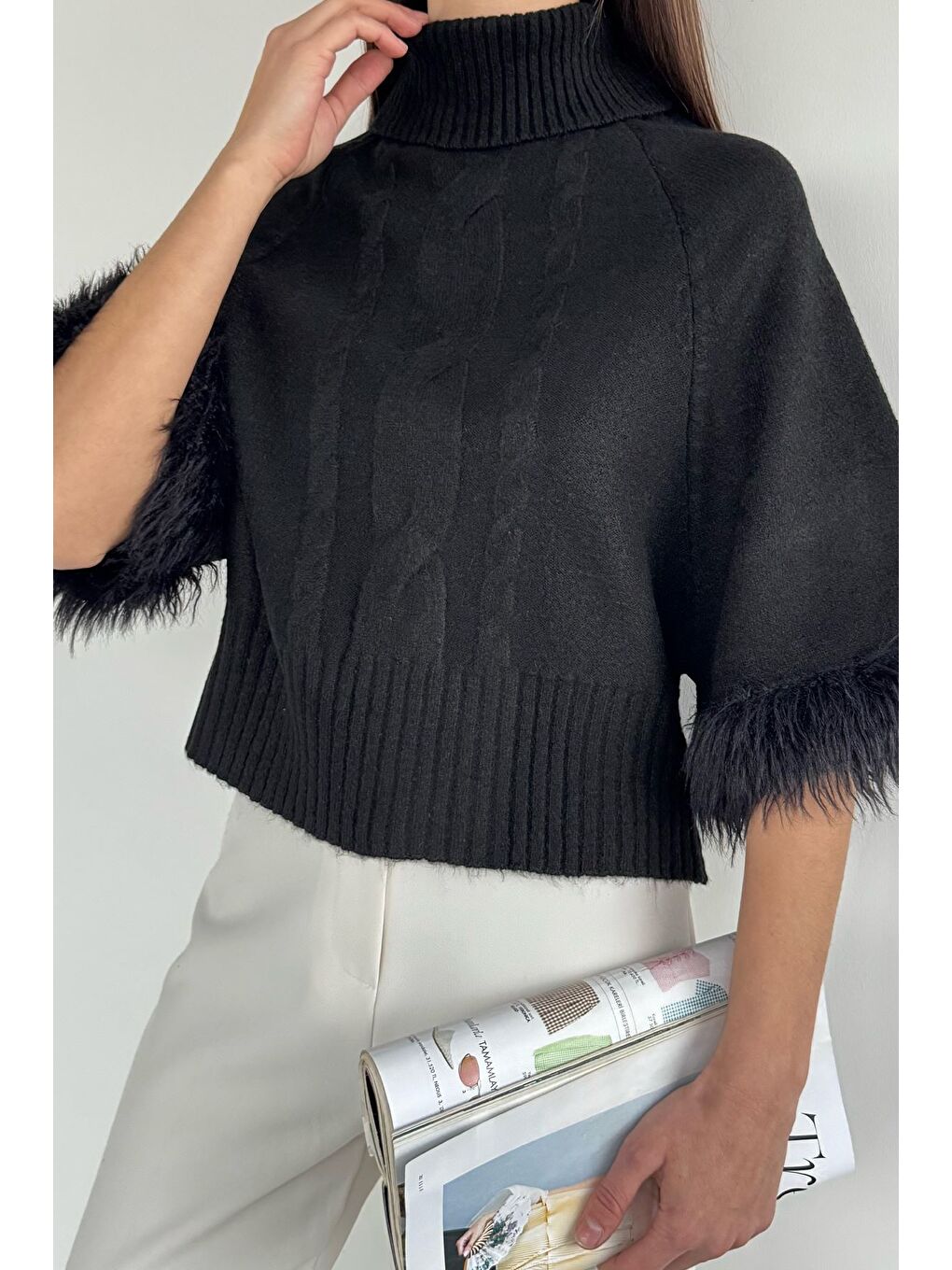 Siyah Kadın Balıkçı Yaka Kol Pelüş Detaylı Triko Bluz-1