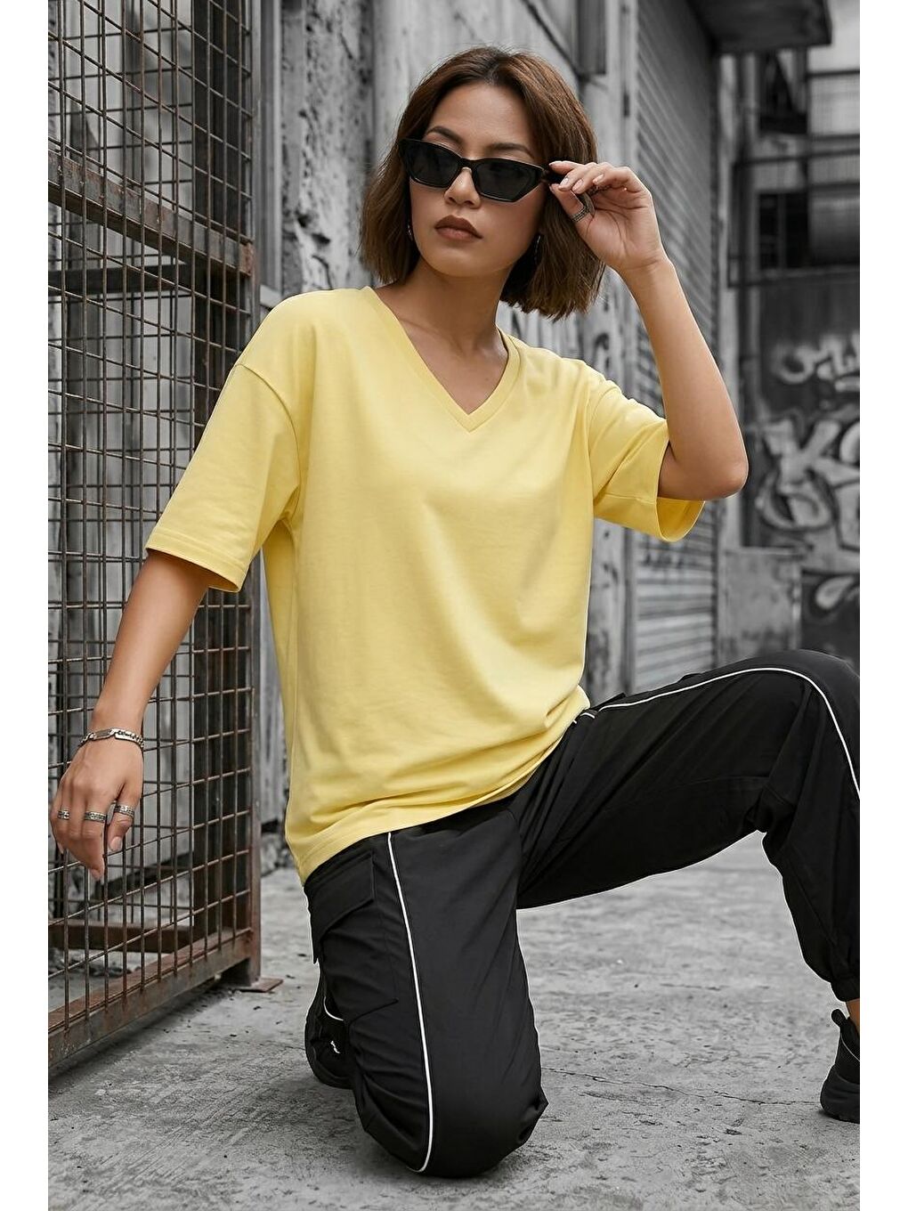 Sarı Zey Oversize V Yaka Basic Kadın Tişört - Düşük Omuzlu Salaş Kesim-1