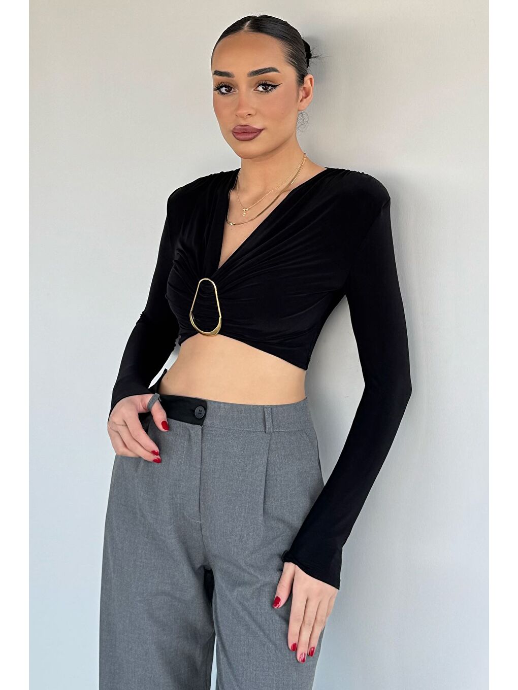 Siyah Kadın V Yaka Büzgülü Gold Toka Detaylı Crop Top Bluz-1