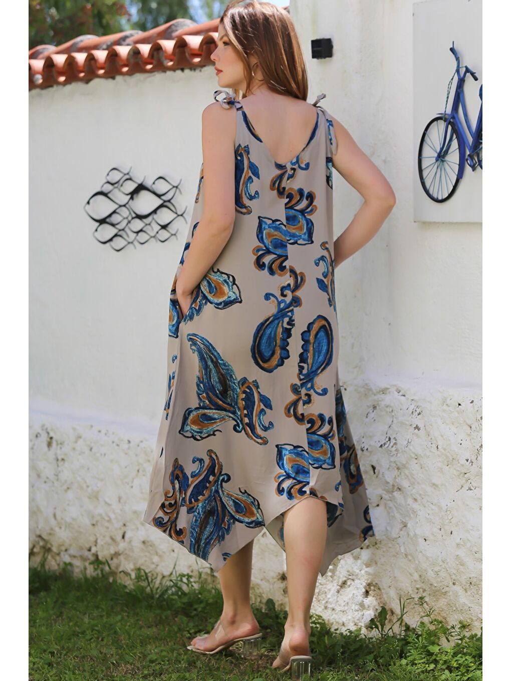 Bej-Mavi Yakasız Askılı Şal Desenli Gizli Cepli Casual Viskon Dokuma Elbise 125 58-7