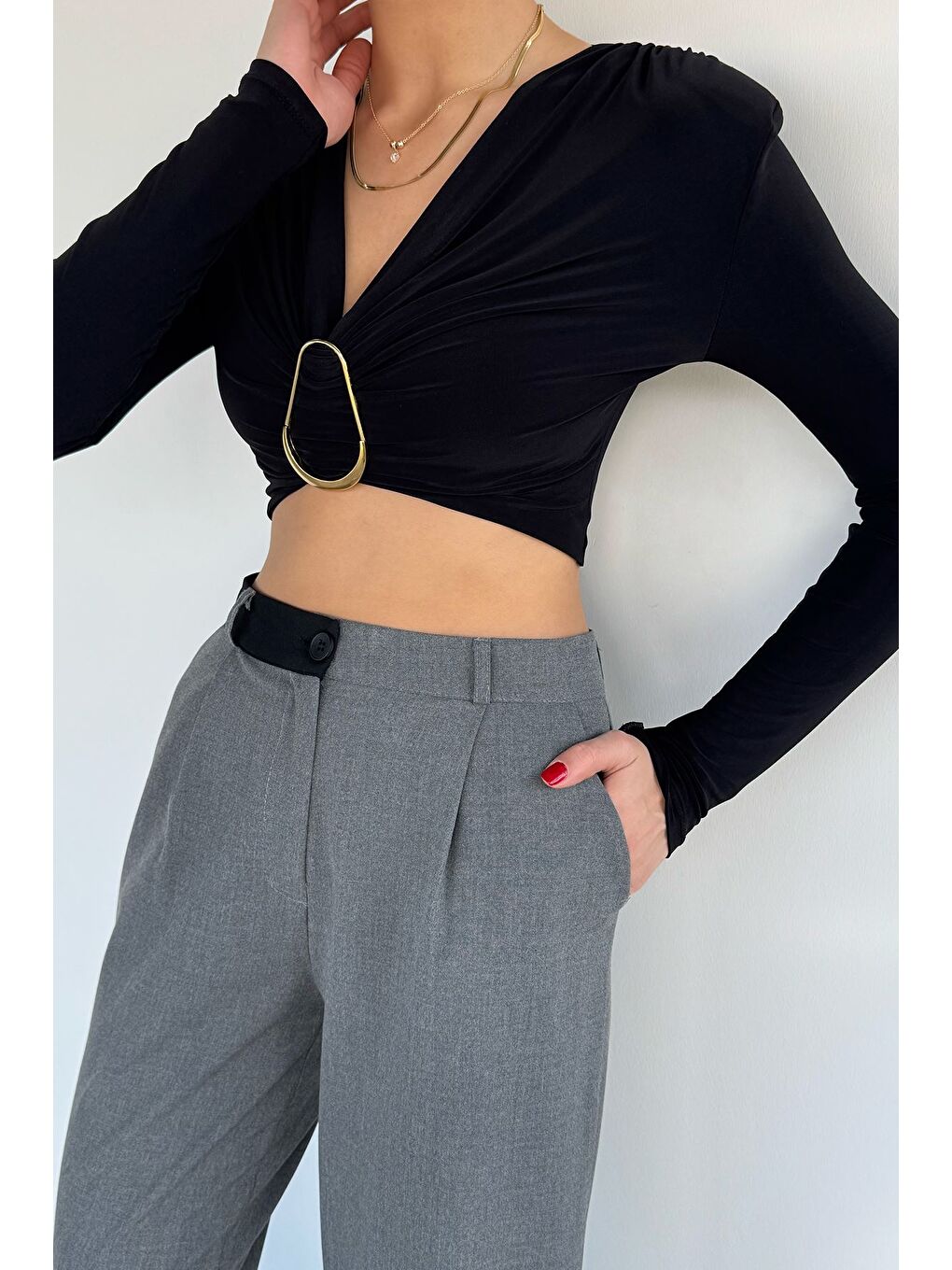 Siyah Kadın V Yaka Büzgülü Gold Toka Detaylı Crop Top Bluz-2