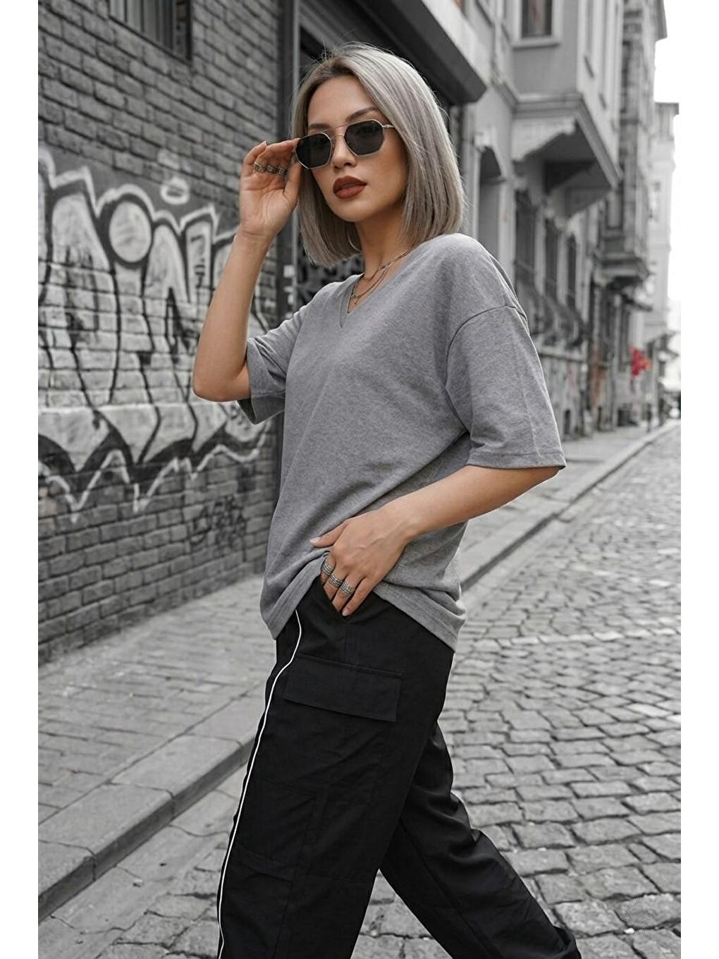 Gri Zey Oversize V Yaka Basic Kadın Tişört - Düşük Omuzlu Salaş Kesim-1