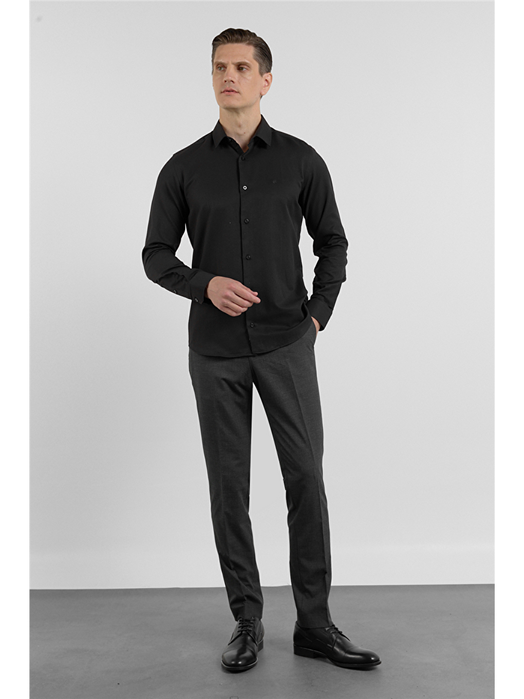 Siyah Sert Yaka Uzun Kol Cepsiz Slim Fit Pamuklu Gömlek 1004255284-1