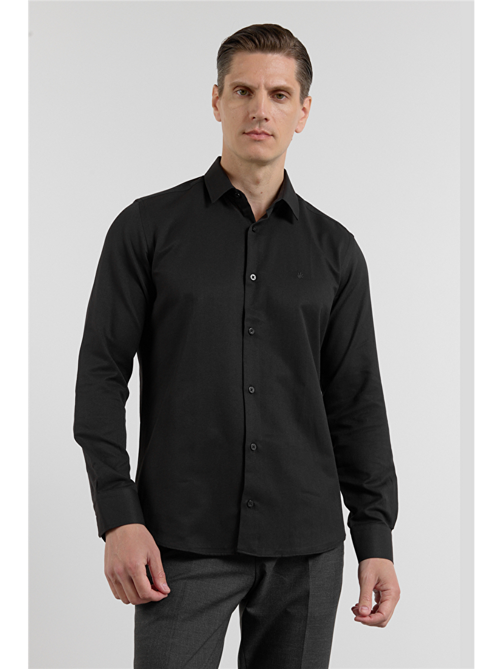 Siyah Sert Yaka Uzun Kol Cepsiz Slim Fit Pamuklu Gömlek 1004255284-2