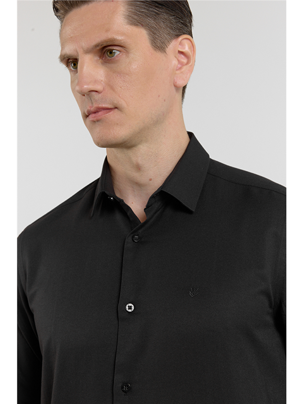 Siyah Sert Yaka Uzun Kol Cepsiz Slim Fit Pamuklu Gömlek 1004255284-3