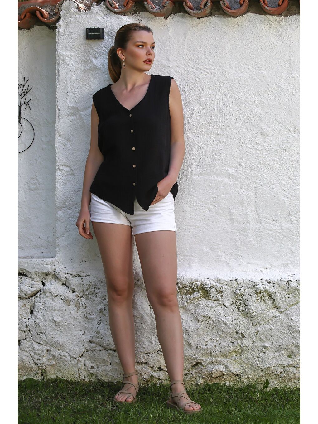 Siyah V Yaka Kolsuz Düğmeli Casual Müslin Dokuma Bluz 70 60-3