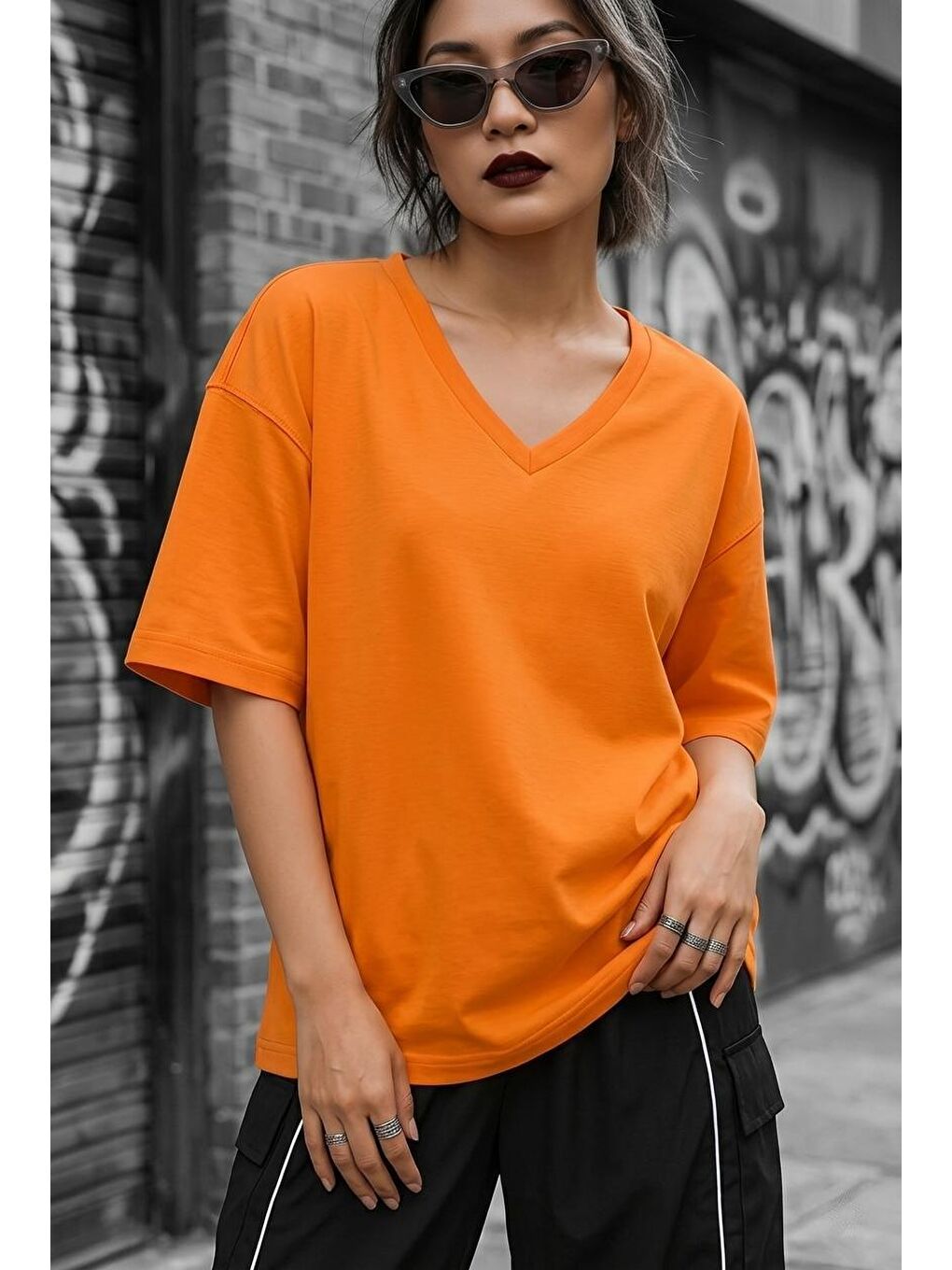 Turuncu Zey Oversize V Yaka Basic Kadın Tişört - Düşük Omuzlu Salaş Kesim