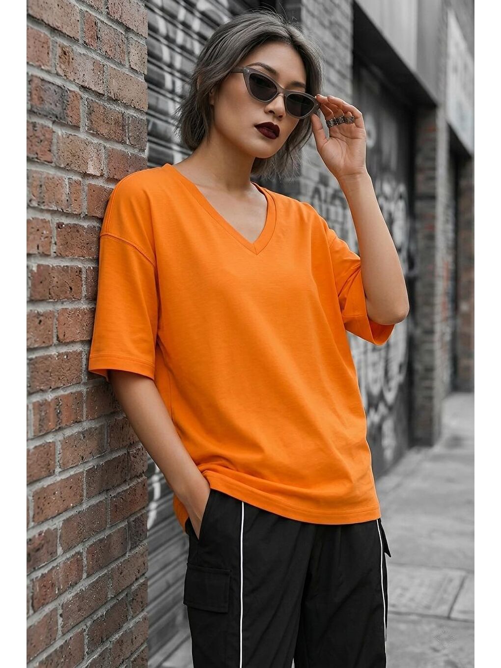 Turuncu Zey Oversize V Yaka Basic Kadın Tişört - Düşük Omuzlu Salaş Kesim-1
