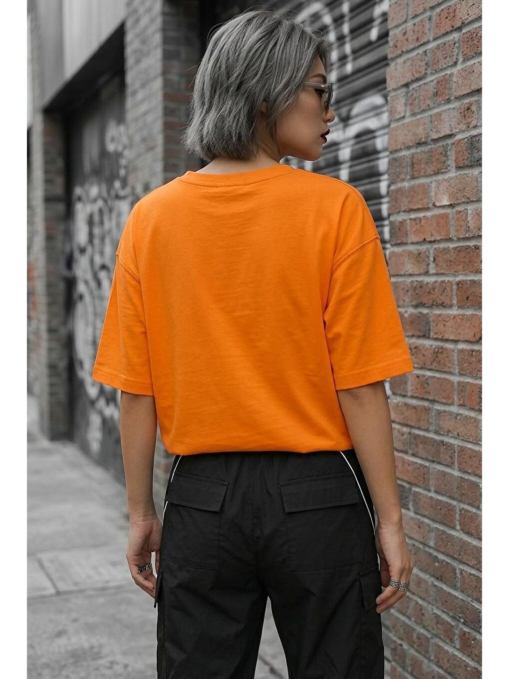 Turuncu Zey Oversize V Yaka Basic Kadın Tişört - Düşük Omuzlu Salaş Kesim-2
