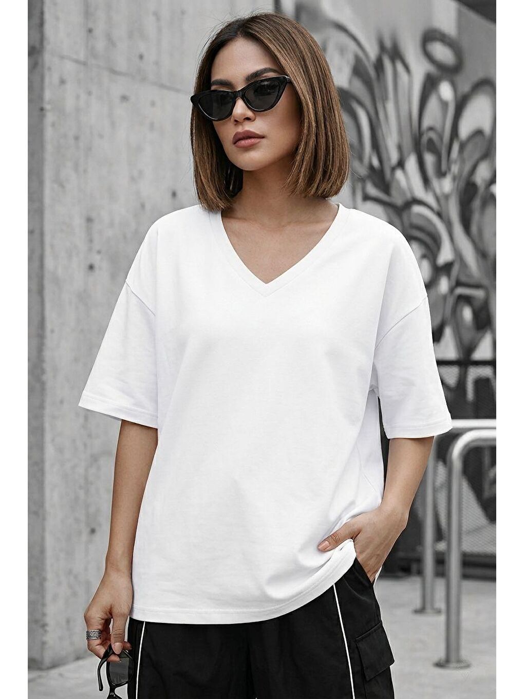 Beyaz Zey Oversize V Yaka Basic Kadın Tişört - Düşük Omuzlu Salaş Kesim