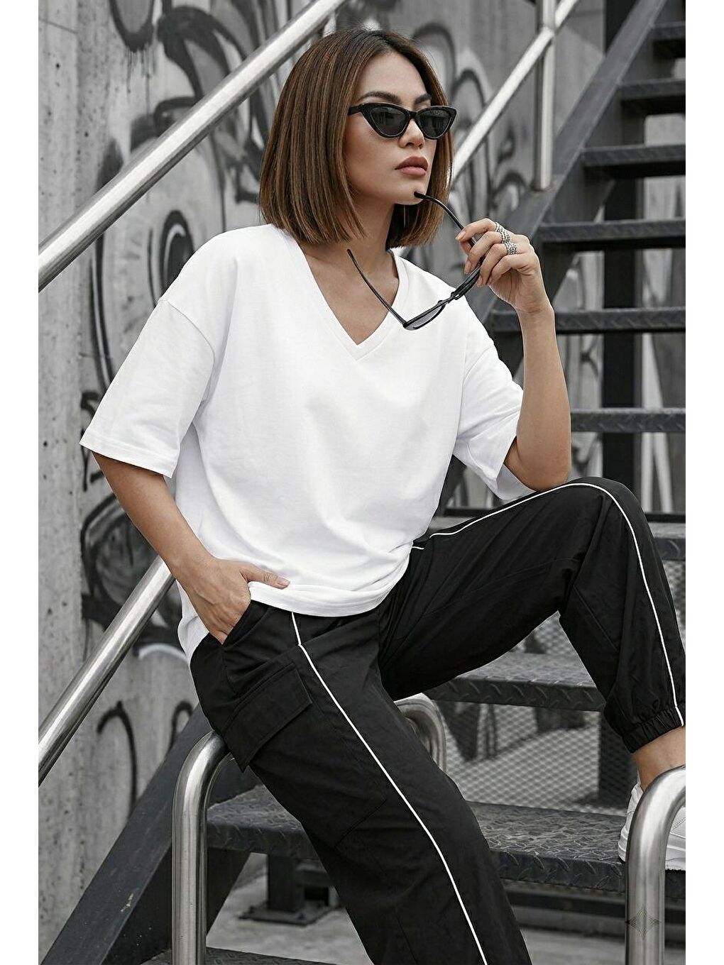 Beyaz Zey Oversize V Yaka Basic Kadın Tişört - Düşük Omuzlu Salaş Kesim-1
