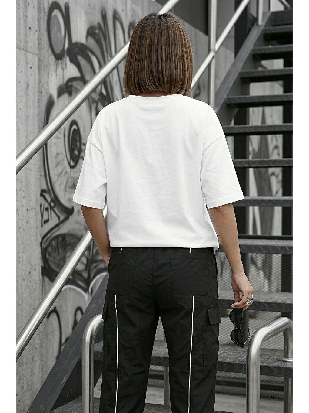 Beyaz Zey Oversize V Yaka Basic Kadın Tişört - Düşük Omuzlu Salaş Kesim-2