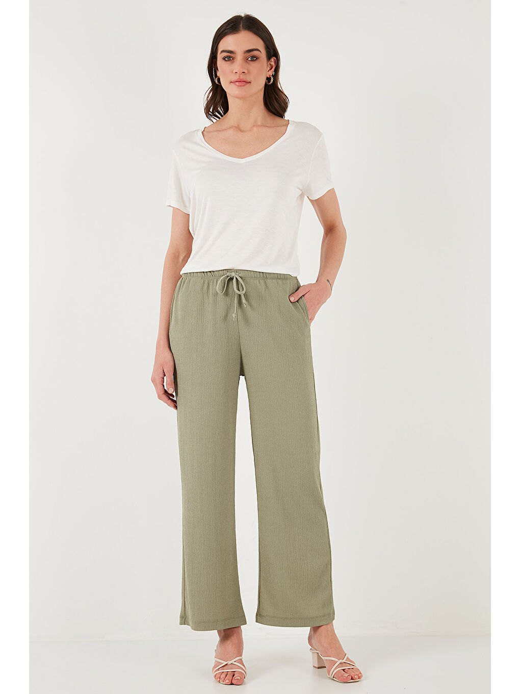 Yeşil Regular Fit Normal Bel Geniş Paça Pantolon 5866117-1