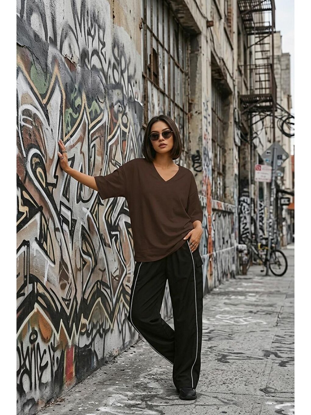 Kahverengi Zey Oversize V Yaka Basic Kadın Tişört - Düşük Omuzlu Salaş Kesim-1