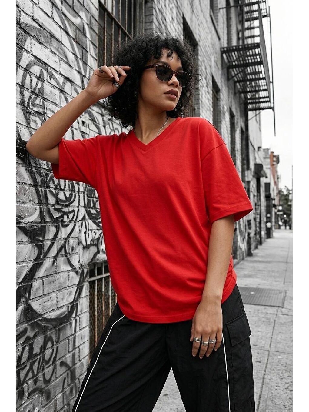 Kırmızı Zey Oversize V Yaka Basic Kadın Tişört - Düşük Omuzlu Salaş Kesim-1