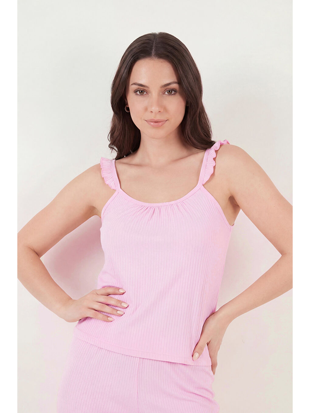 Pembe Fittilli Normal Kalıp Yuvarlak Yaka Fırfır Detaylı İnce Askılı Pijama Takımı 65770715-3