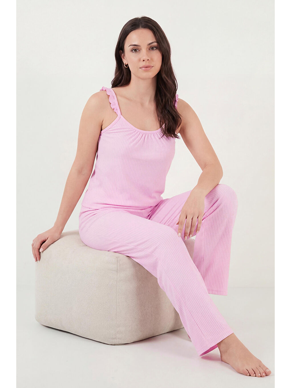 Pembe Fittilli Normal Kalıp Yuvarlak Yaka Fırfır Detaylı İnce Askılı Pijama Takımı 65770715-5