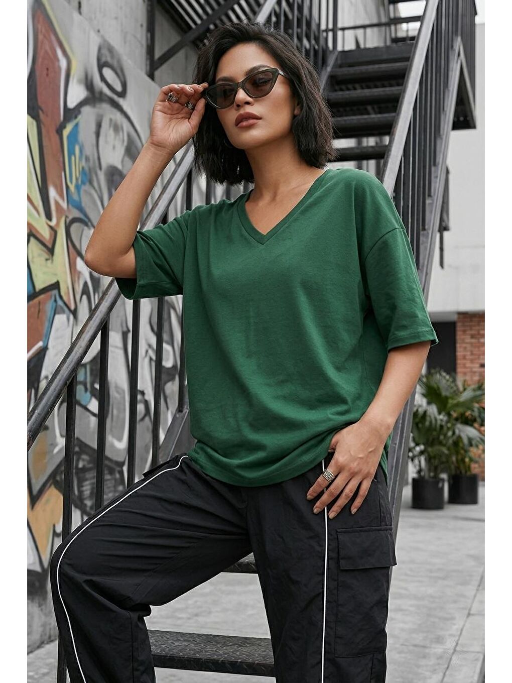Yeşil Zey Oversize V Yaka Basic Kadın Tişört - Düşük Omuzlu Salaş Kesim-1