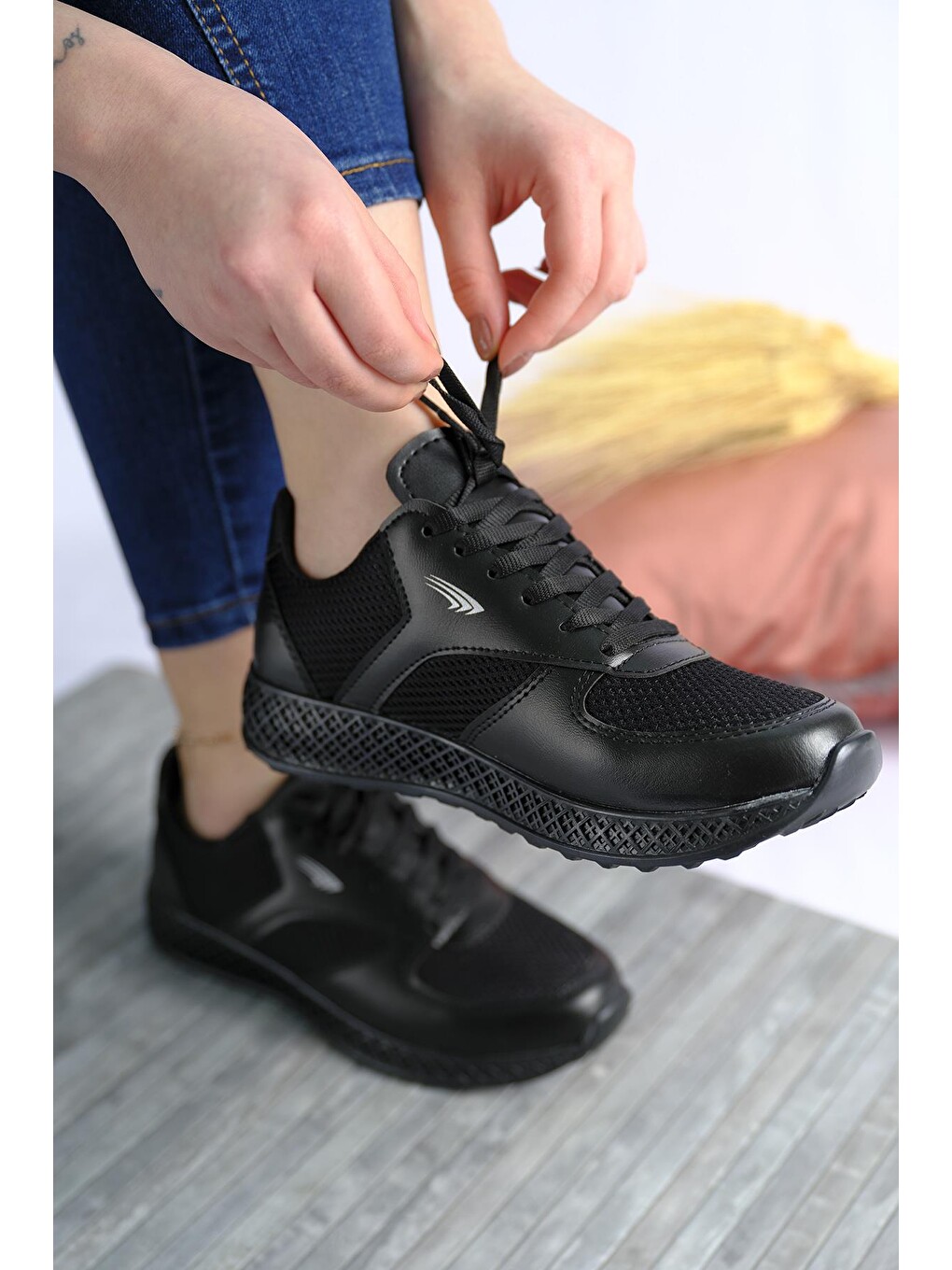 Siyah Monica Kalın Taban Fileli Kadın Sneaker-2