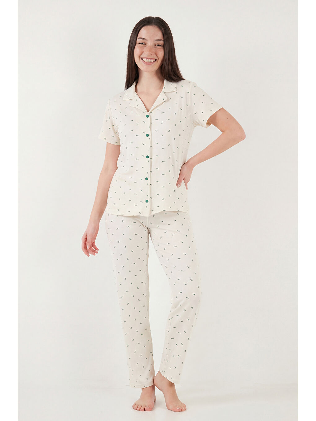 Bej Desenli Yumuşak Dokulu Regular Fit Düğmeli Kısa Kollu Kadın Pijama Takımı 65750101Y-2